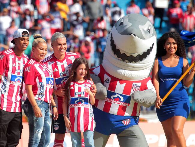 Colombian Juan Fernando Quintero (C) poses with his family during his presentation as new player of Colombia's Junior team, at the Metropolitano stadium, in Barranquilla, Colombia on January 15, 2023. (Photo by Jesus RICO / AFP) (Photo by JESUS RICO/AFP via Getty Images)