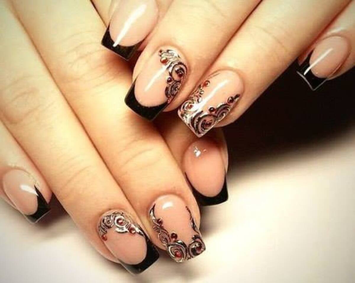 Esmalte permanente: lo que muchas desean un esmalta que no se caiga muy rápido, pues este esmalta dura aproximadamente tres semanas. 