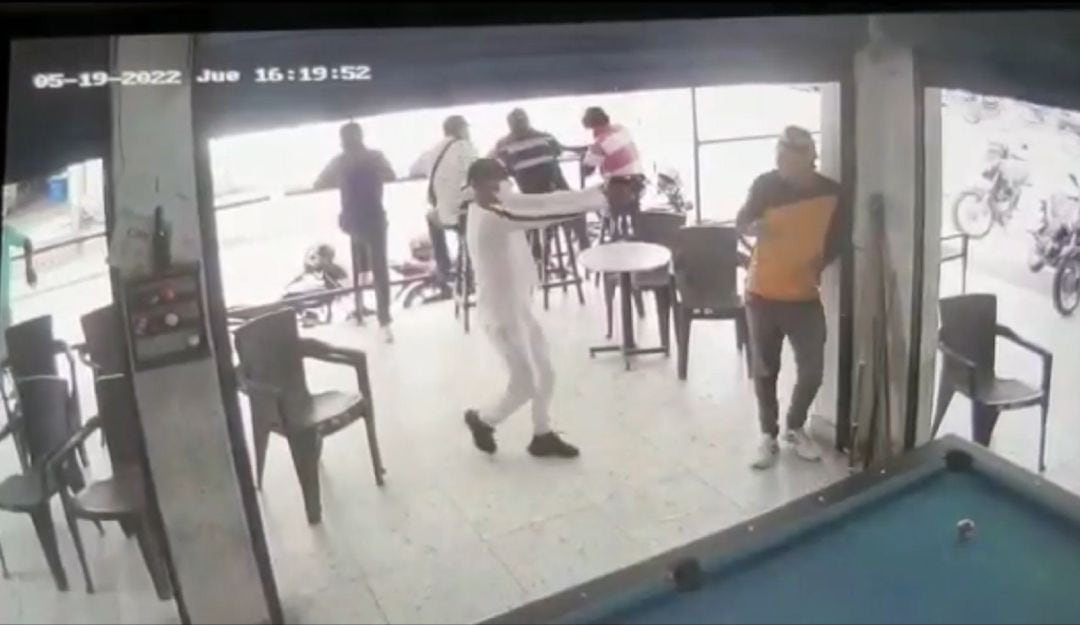 La víctima recibió tres impactos de arma de fuego mientras veía jugar a algunas personas y se encuentra en un centro asistencial