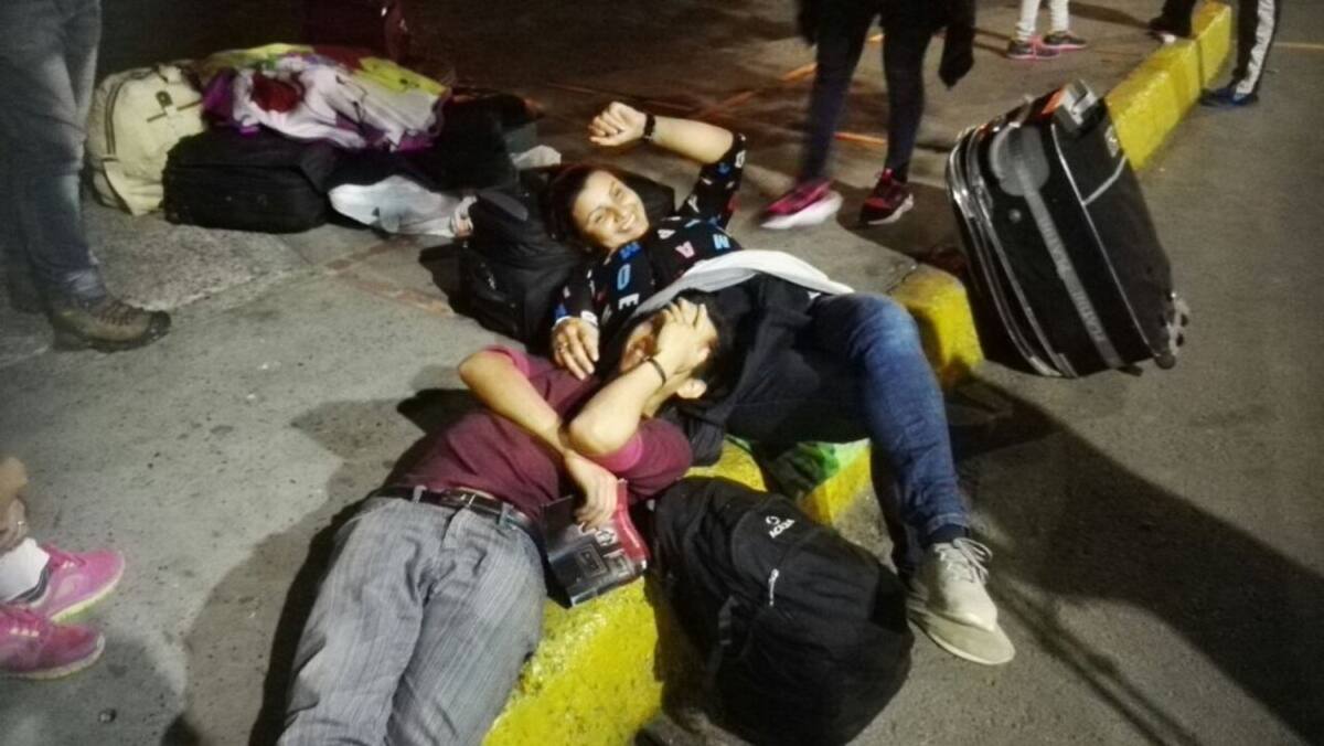 Muchos de los ciudadanos se apostan en la zona con sus maletas mientras esperaban la reapertura de la frontera