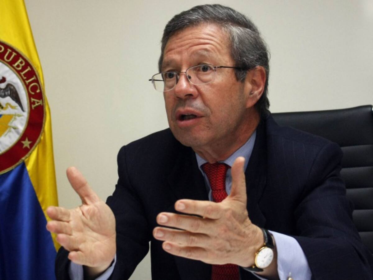 Si Farc no entregan todos sus bienes deben asumir sus consecuencias: Juan C. Esguerra