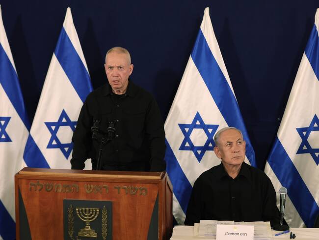 Tel Aviv (Israel), 28/10/2023.- Israel's Prime Minister Benjamin Netanyahu (R) and Defense Minister Yoav Gallant (L) address a press conference in The Kirya military base in Tel Aviv, Israel, 28 October 2023. EFE/EPA/ABIR SULTAN / POOL