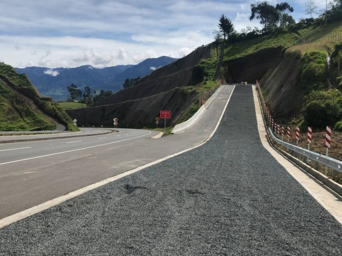 Entregan nuevo tramo de la doble calzada Pasto-Rumichaca.