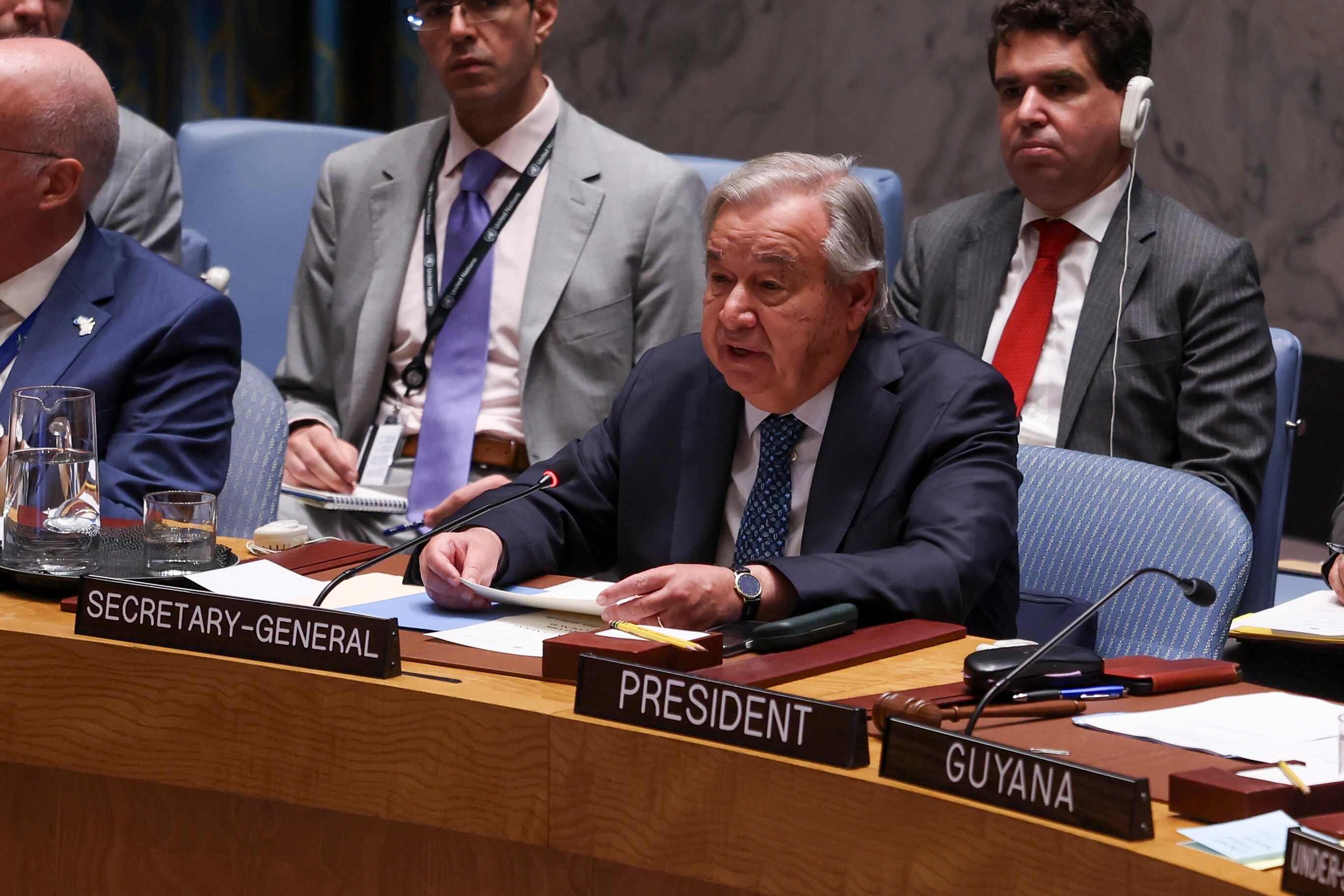 NEW YORK (United States), 20/06/2025.- United Nations Secretary General Antonio Guterres (C) speaks during a Security Council meeting addressing the ongoing conflict between Iran and Israel, at the United Nations (UN) headquarters in New York, USA, 20 June 2025. (Nueva York) EFE/EPA/SARAH YENESEL