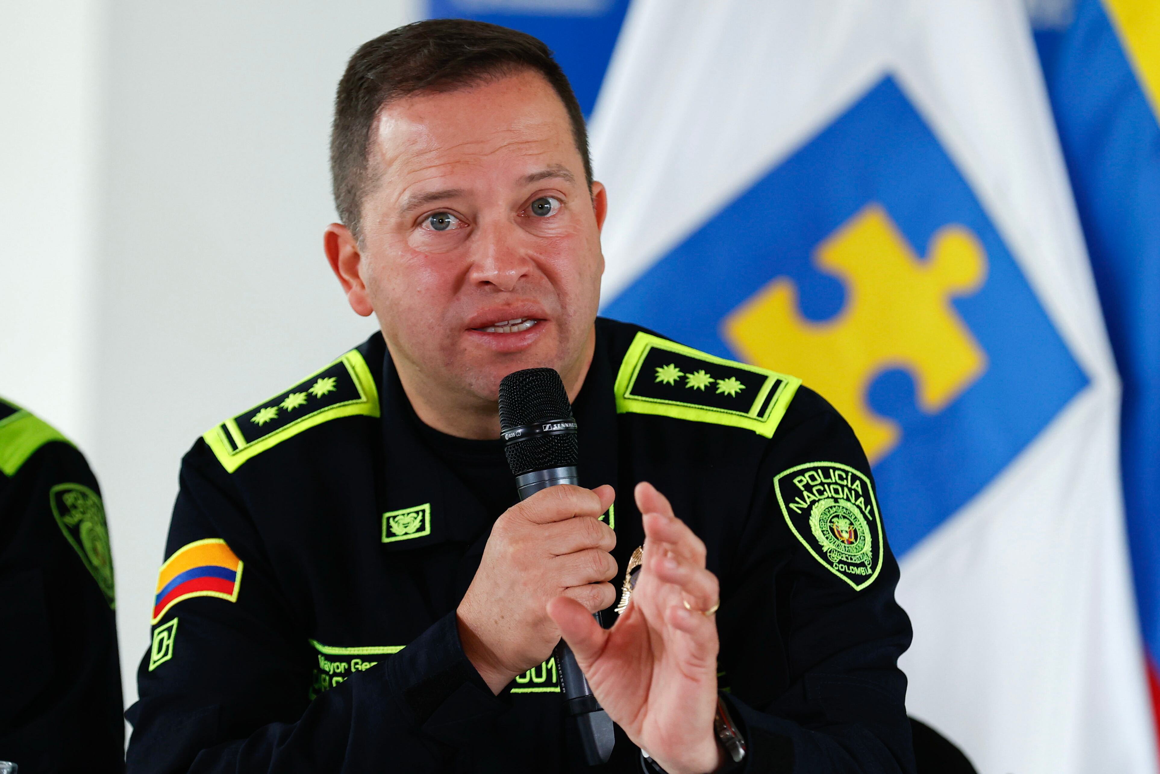 AME4497. BOGOTÁ (COLOMBIA), 09/06/2025.- El director general de la Policía, Carlos Fernando Triana, habla durante una rueda de prensa este lunes, en Bogotá (Colombia). La fiscal general de Colombia, Luz Adriana Camargo, aseguró que la investigación por el atentado contra el senador Miguel Uribe Turbay apunta a un grupo criminal organizado y confirmó que las autoridades están enfocadas ahora en esclarecer quiénes fueron los autores intelectuales del ataque. EFE/ Mauricio Dueñas Castañeda