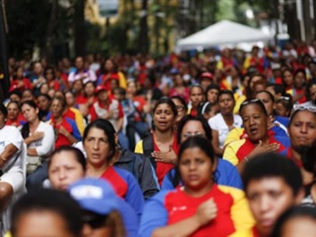 Miles de venezolanos residentes en Miami emprenden largo viaje para poder votar