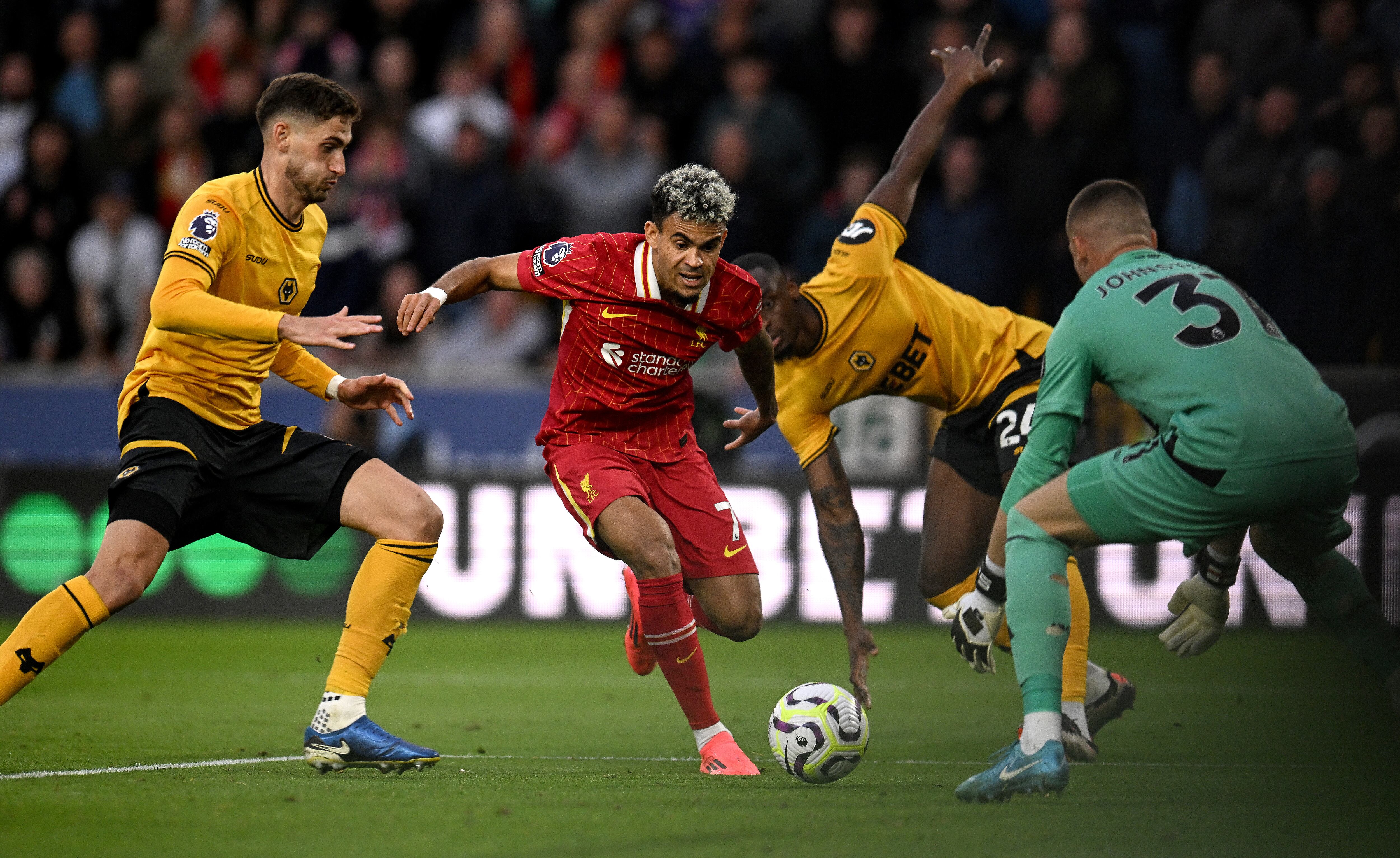 Luis Díaz durante su partido ante el Wolverhampton. (Photo by Andrew Powell/Liverpool FC via Getty Images)