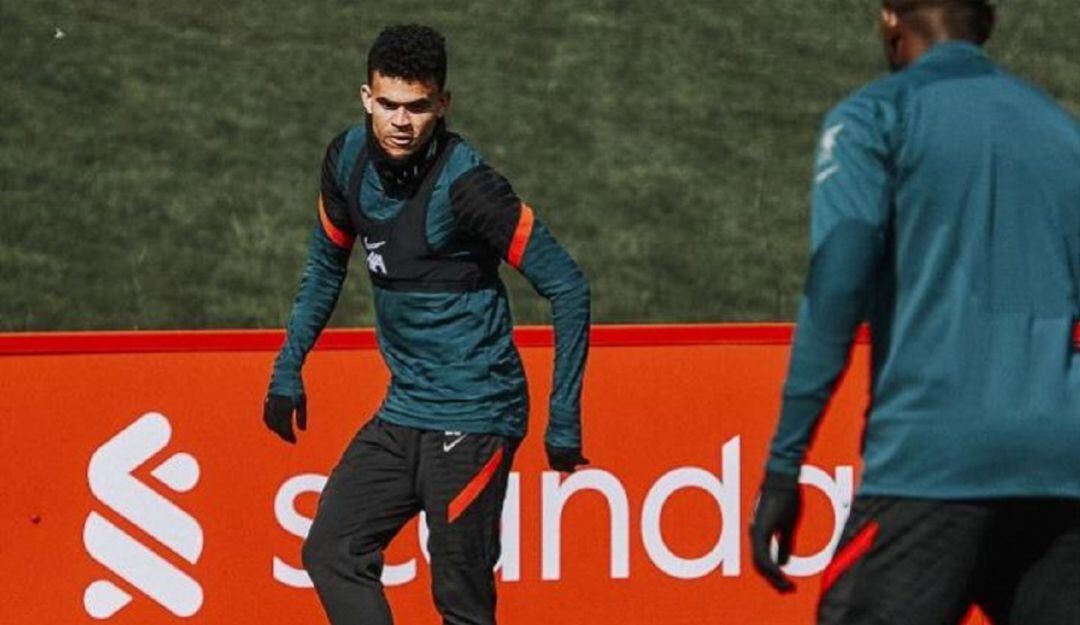 Luis Díaz ya entrena con el resto del plantel del Liverpool.