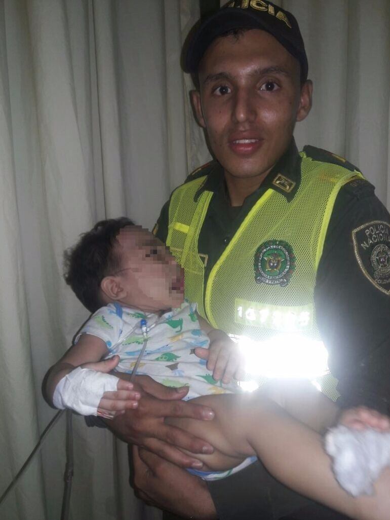 Auxiliar que prestó ayuda para salvar la vida a un bebé