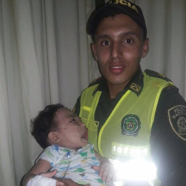 Auxiliar que prestó ayuda para salvar la vida a un bebé