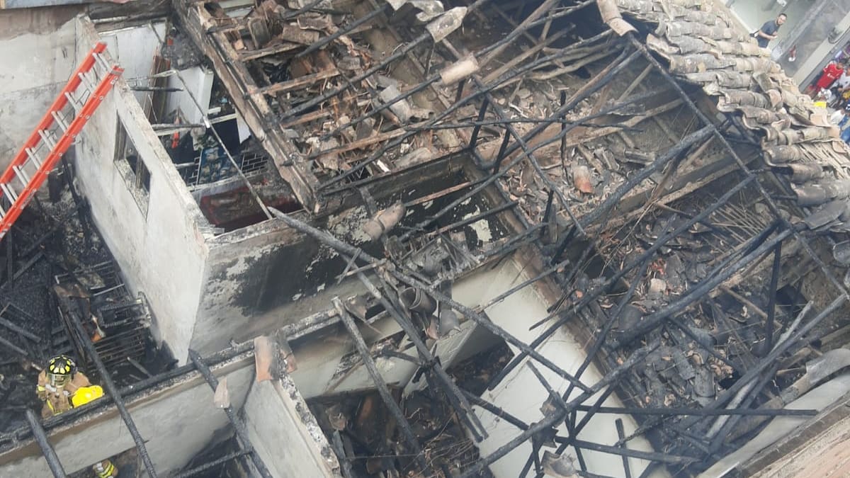 Gigantesco incendio consumió dos locales y una empresa de confecciones en Santuario