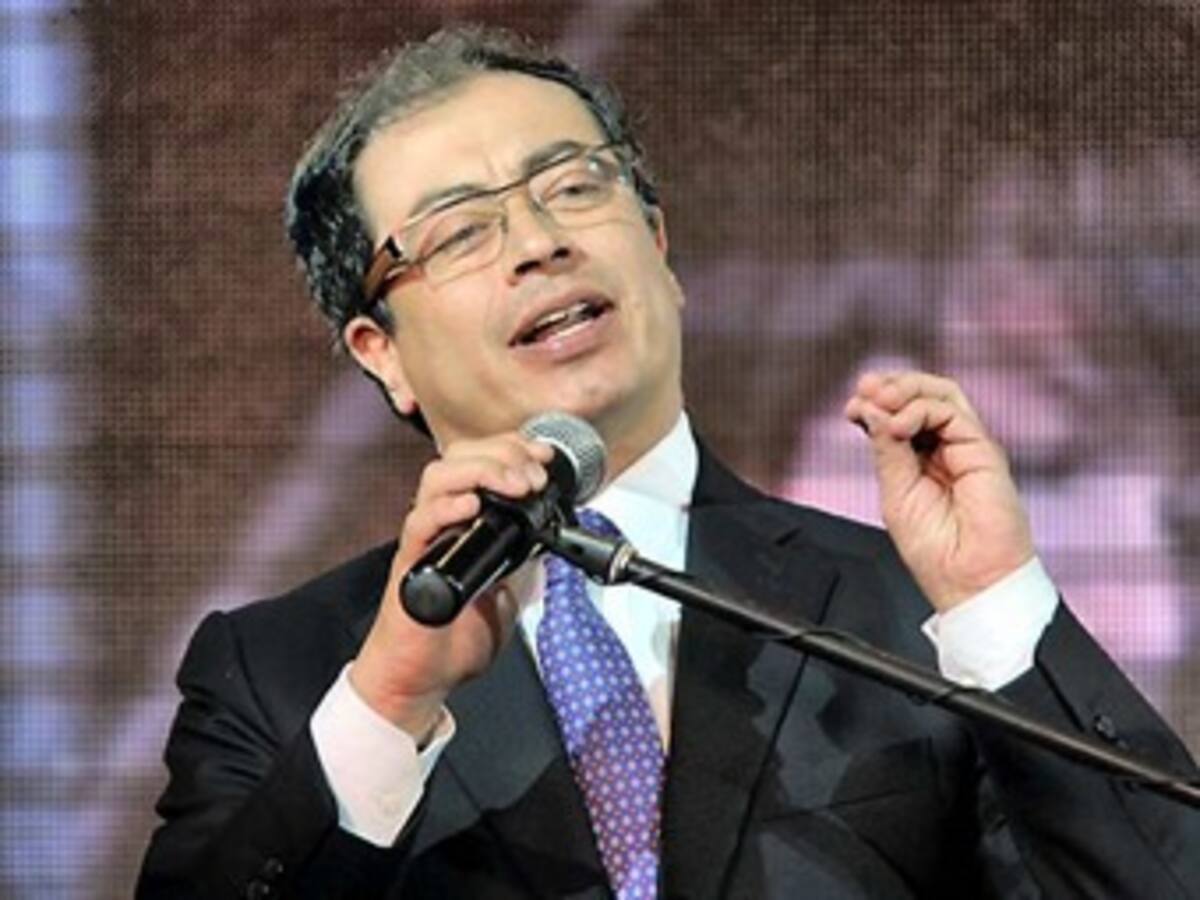 Petro pide que cese al fuego sea bilateral