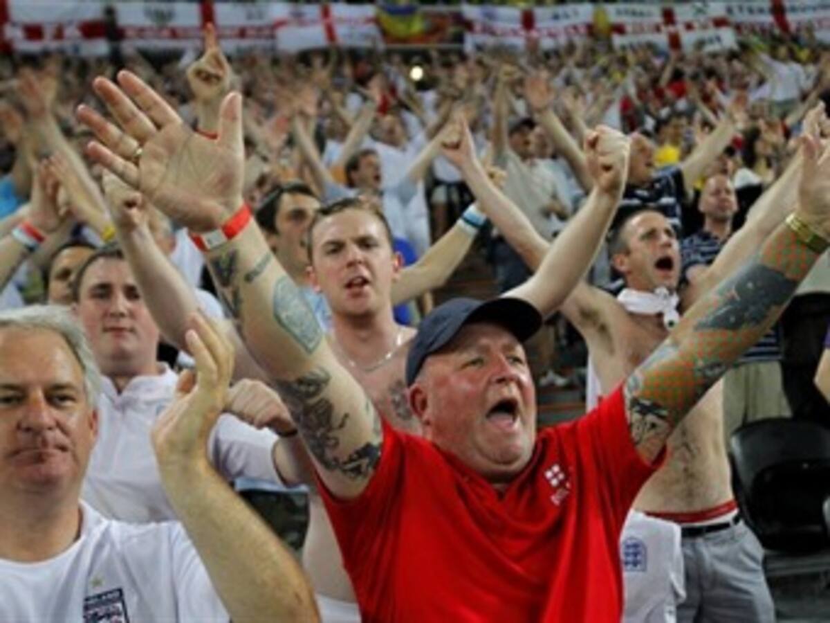 UEFA multó a Inglaterra por mala conducta de sus hinchas