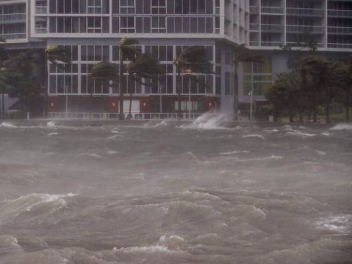 El huracán Irma baja a categoría 1 al acercarse a Tampa, en Florida