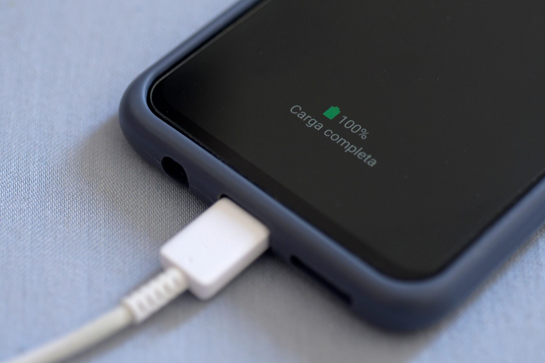 Celular cargando al 100% (Getty Images)