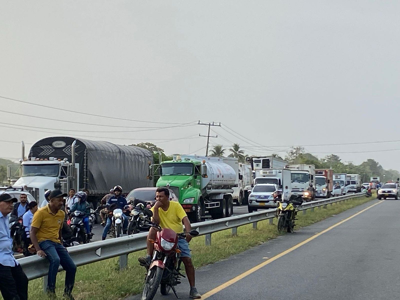 Bloqueo en la vía Montería - Lorica por paro de transportadores.