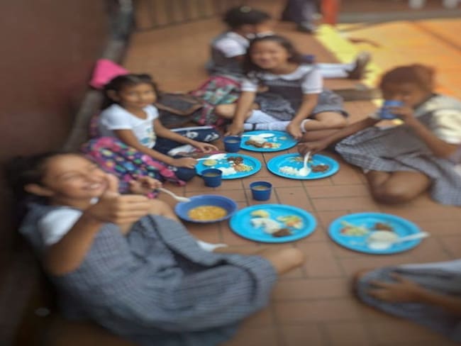En el suelo comen estudiantes de colegio en Barranquilla