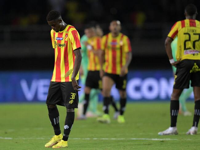 Deportivo Pereira's midfielder Ewil Murillo (L) reacts after the end of the Copa Libertadores quarterfinals first leg football match between Colombia's Deportivo Pereira and Brazil's Palmeiras, at the Hernan Ramirez Villegas stadium in Pereira, Colombia, on August 23, 2023. (Photo by Raul ARBOLEDA / AFP) (Photo by RAUL ARBOLEDA/AFP via Getty Images)