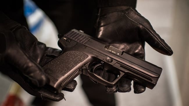 El artículo 1° del Decreto 2268 de 30 de diciembre de 2016 prorroga las medidas para la suspensión general de permisos para el porte de armas. Foto: Getty Images