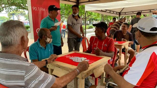 Moradores de Las Nieves jugando dominó