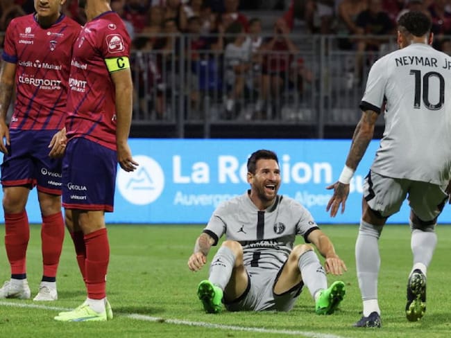 Celebración entre Messi y Neymar en la goleada del PSG ante Clermont Foot