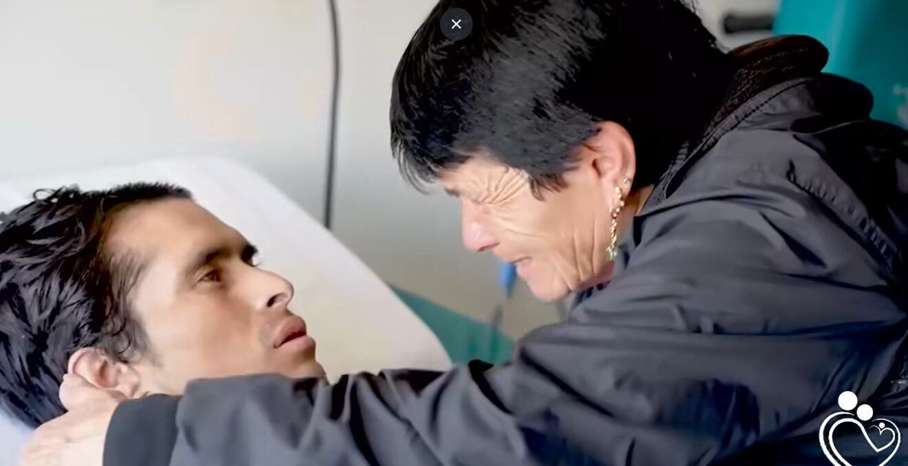 Tras un mes de angustiosa búsqueda, Helena encontró a su hijo Sebastián, quien padece esquizofrenia, gracias a la difusión de su caso en redes sociales y la solidaridad de la comunidad.