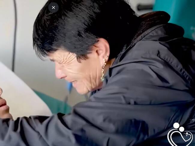 Tras un mes de angustiosa búsqueda, Helena encontró a su hijo Sebastián, quien padece esquizofrenia, gracias a la difusión de su caso en redes sociales y la solidaridad de la comunidad.