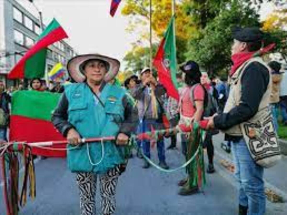A las calles indígenas y campesinos del Huila, en apoyo al gobierno nacional