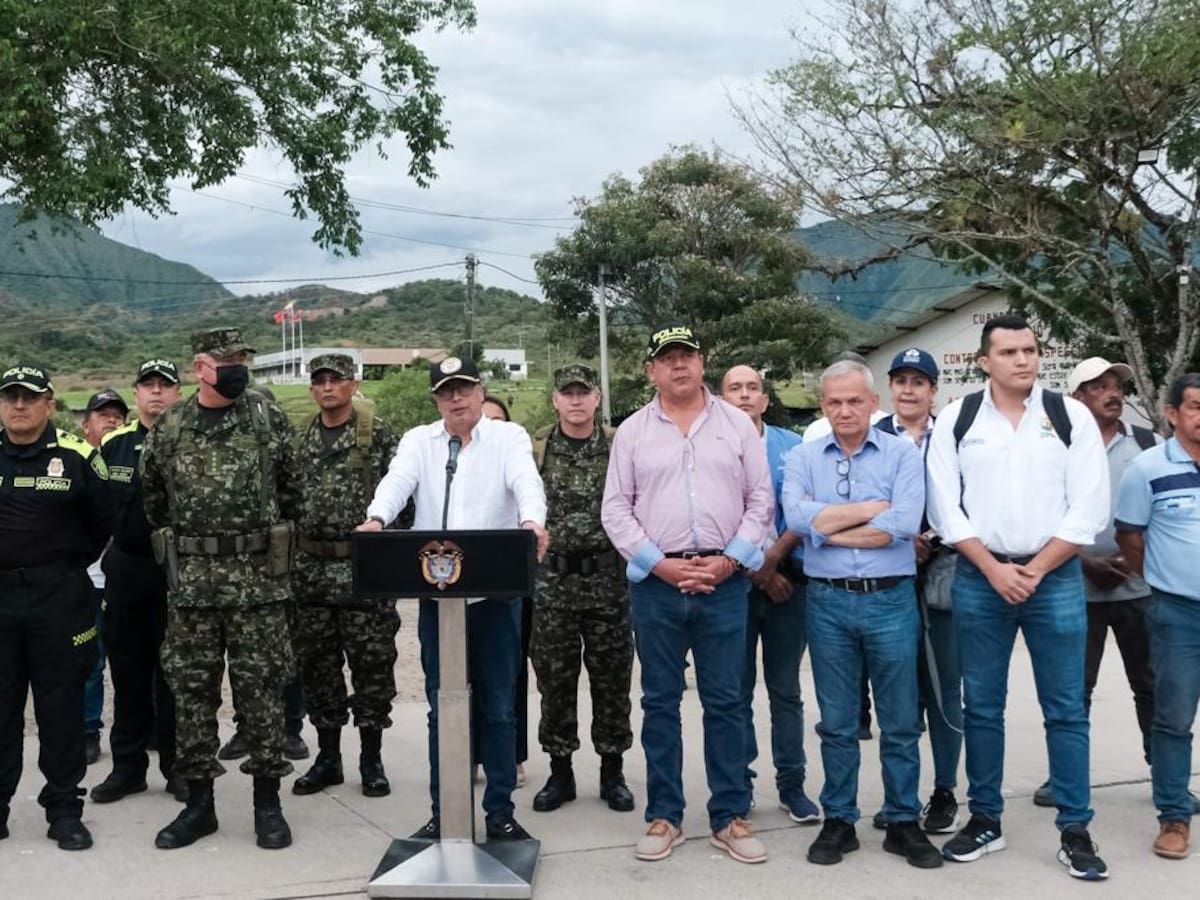 Prioridad de diálogos con Estado Mayor Central no es el cese al fuego: Petro