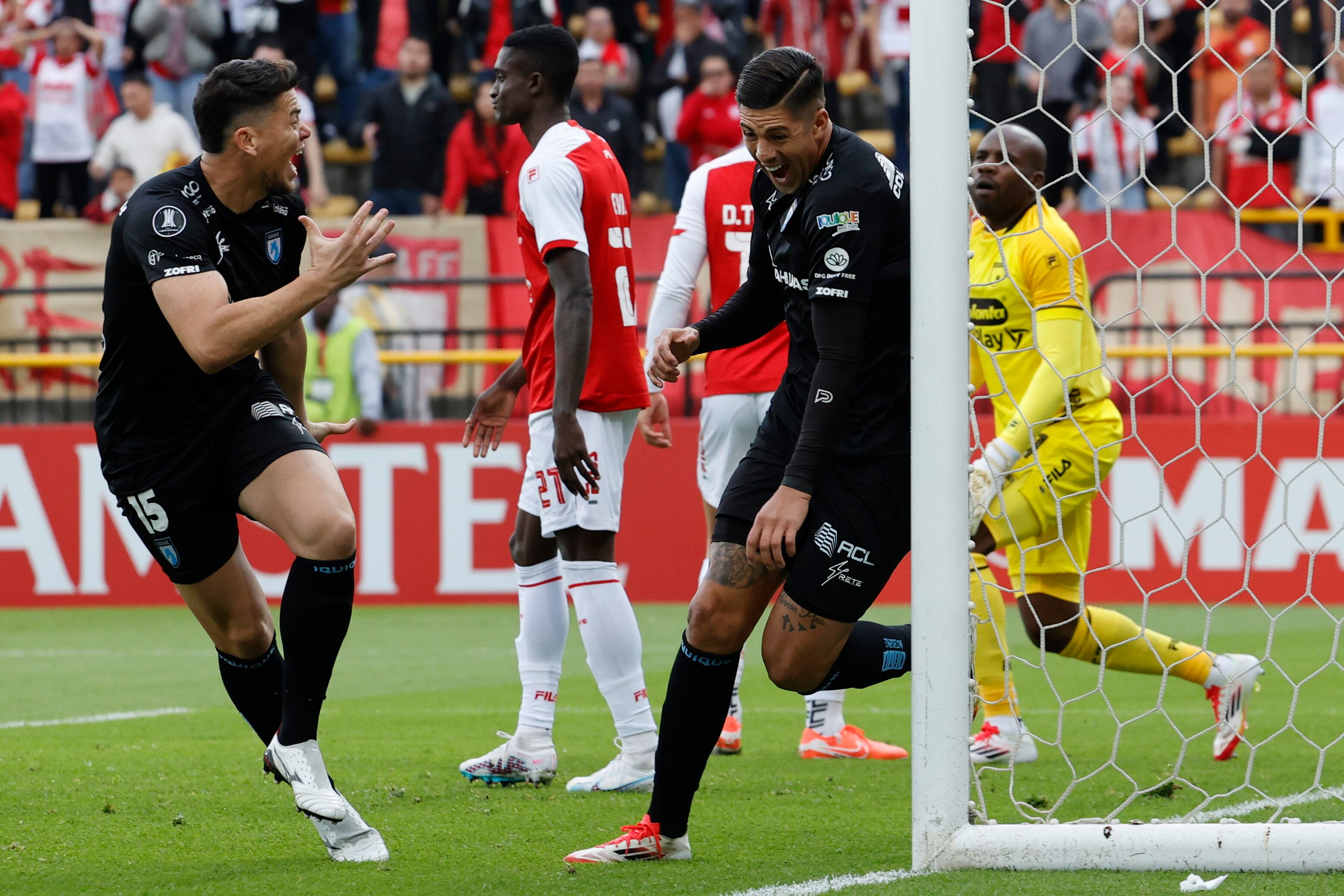 AMDEP2980. BOGOTÁ (COLOMBIA), 25/02/2025.- Steffan Pino (d) de Iquique celebra un gol este martes, en un partido de la segunda ronda de la Copa Libertadores entre Independiente Santa Fe e Iquique en el estadio de Techo en Bogotá (Colombia). EFE/ Mauricio Dueñas Castañeda