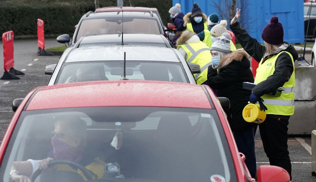 Jornada de vacunación dentro de vehículos personales en Inglaterra. 
