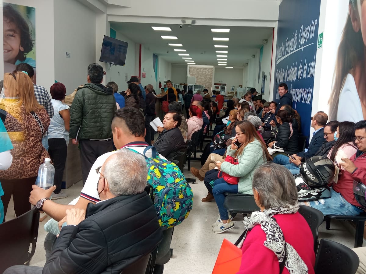 En Bogotá pacientes denuncian demora de más de 10 horas para reclamar medicamentos en Famisanar