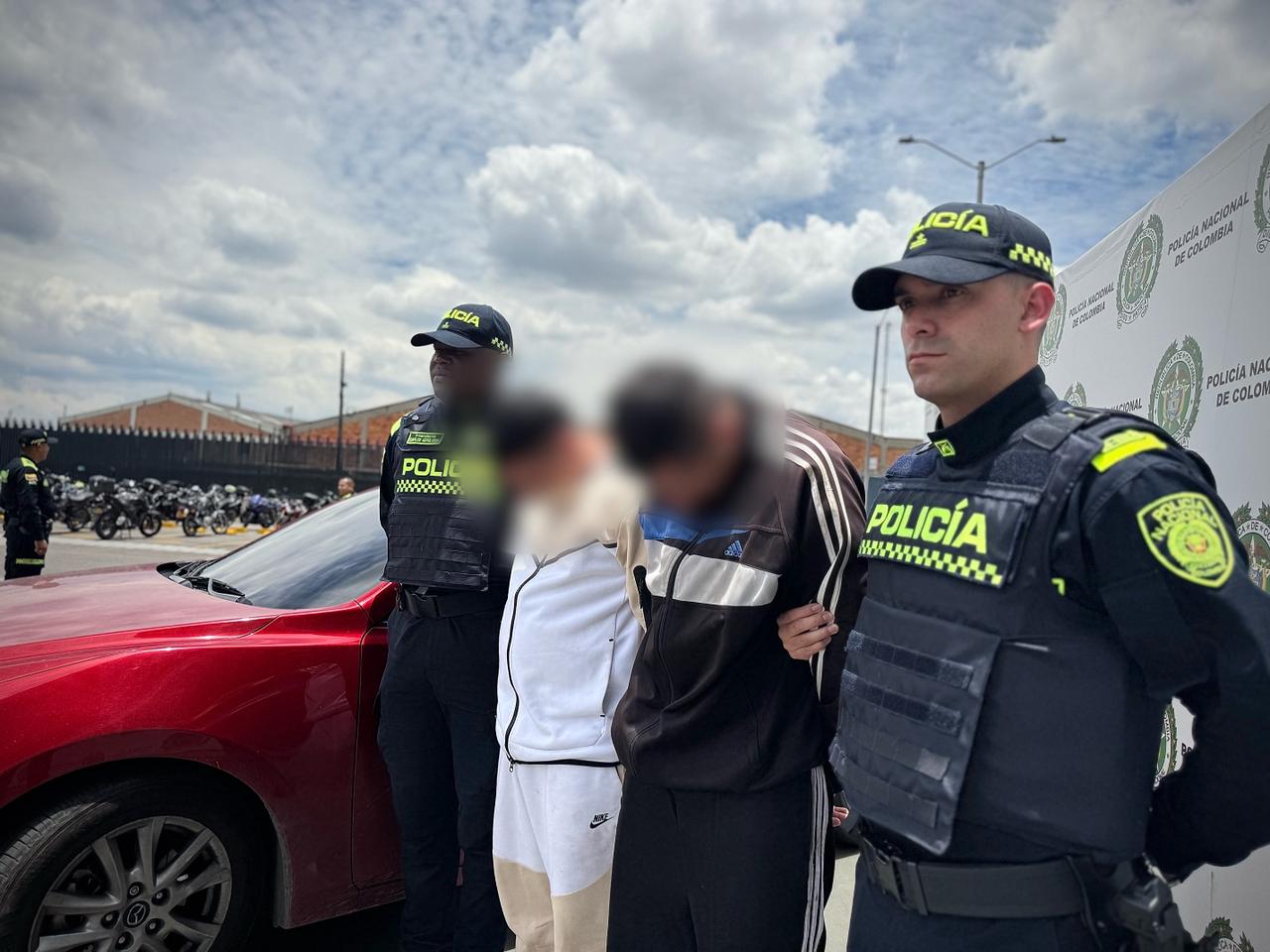 Capturaron a dos hombres que se movilizaban en vehículo rojo utilizado en atraco en Bogotá. Foto: MEBOG.