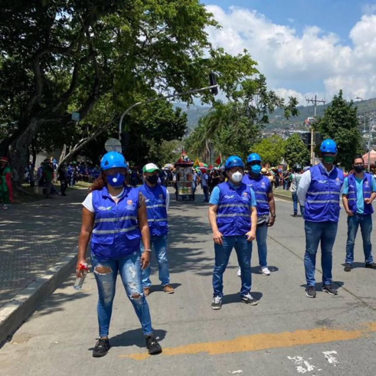 Personal con cascos azules acompañan a los manifestantes en Cali