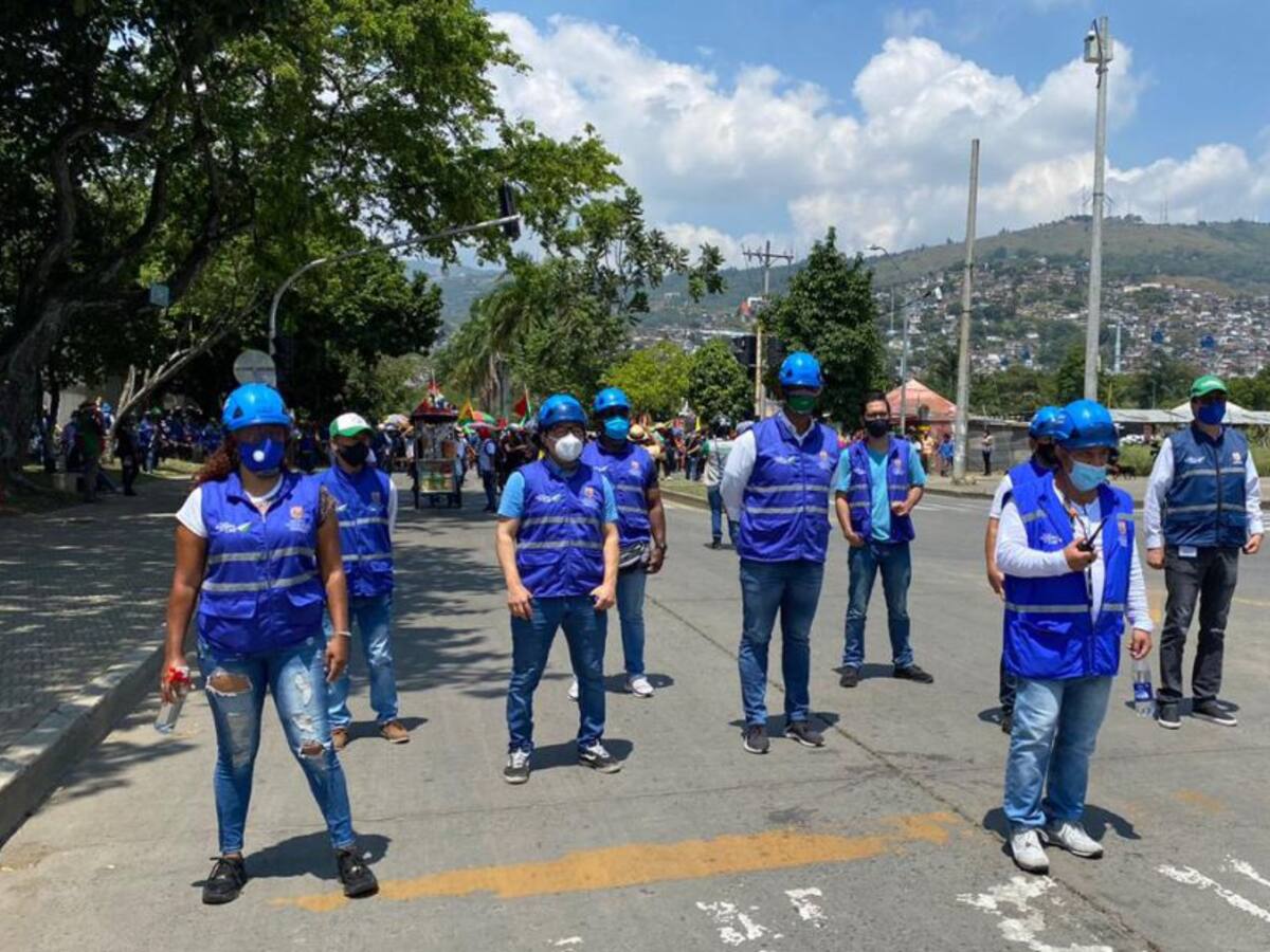 Personal con cascos azules acompañan a los manifestantes en Cali