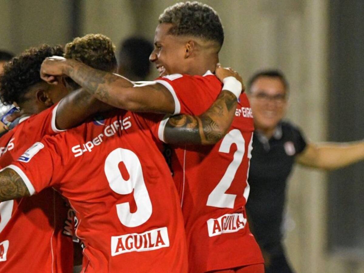 Tres minutos le bastaron al América para remontar y picar en punta