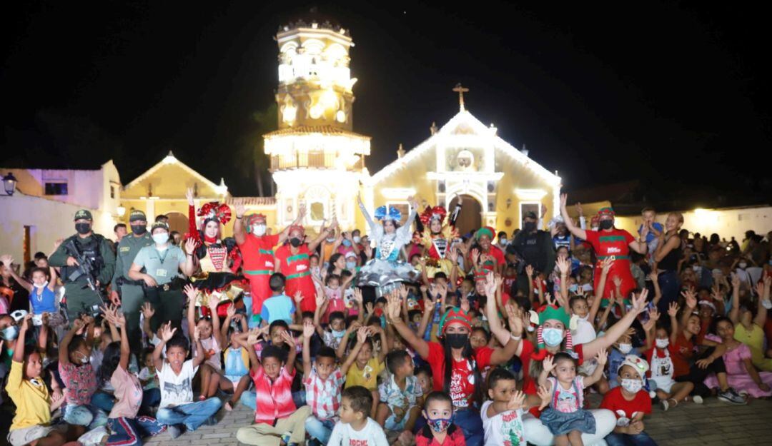 En la novena de nochebuena, muchos niños fueron sorprendidos al recibir de manos de los uniformados varios juguetes.