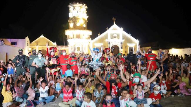 En la novena de nochebuena, muchos niños fueron sorprendidos al recibir de manos de los uniformados varios juguetes.