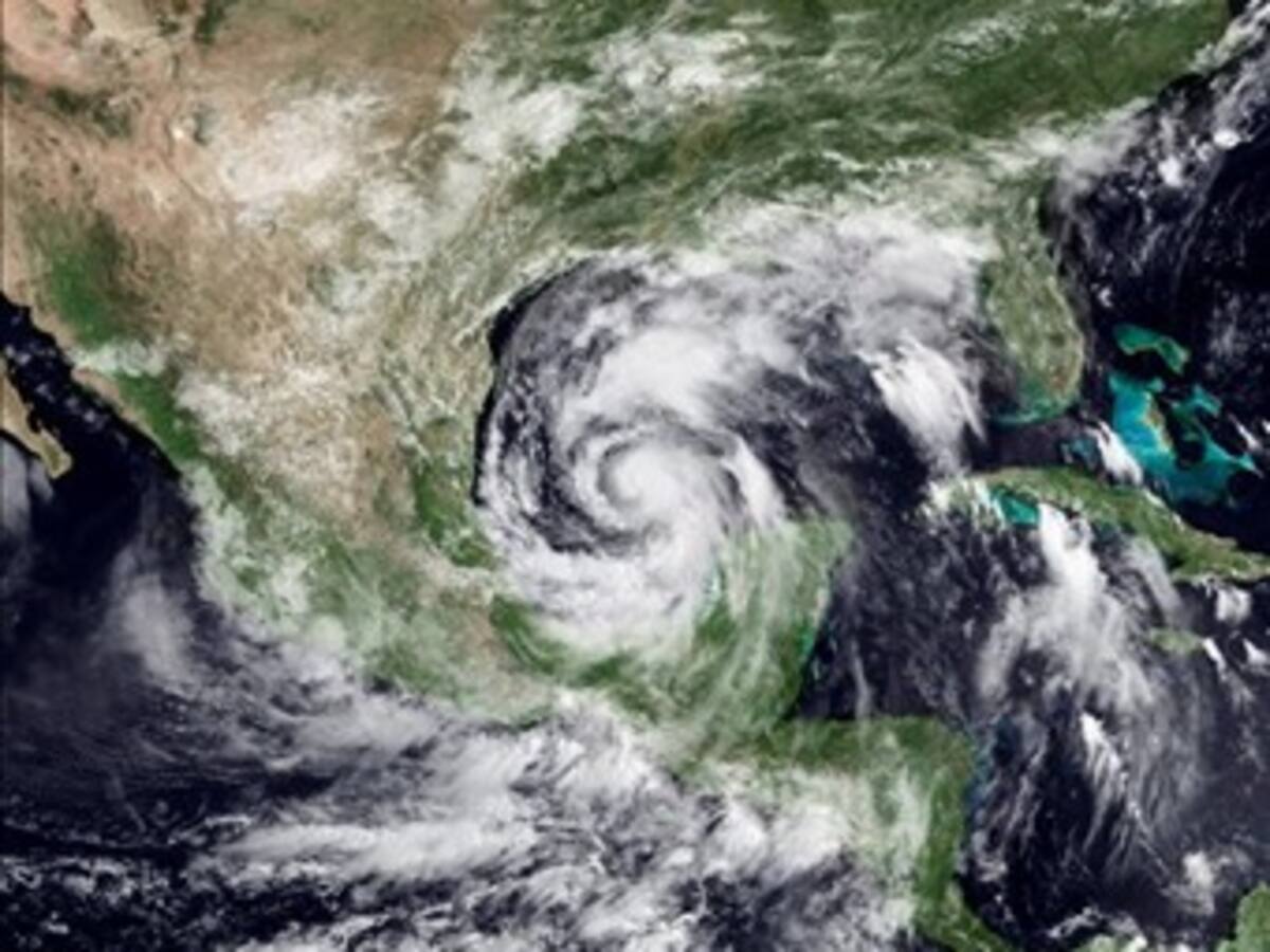 Huracán Alex impactará noreste de México y extenderá petróleo en Golfo