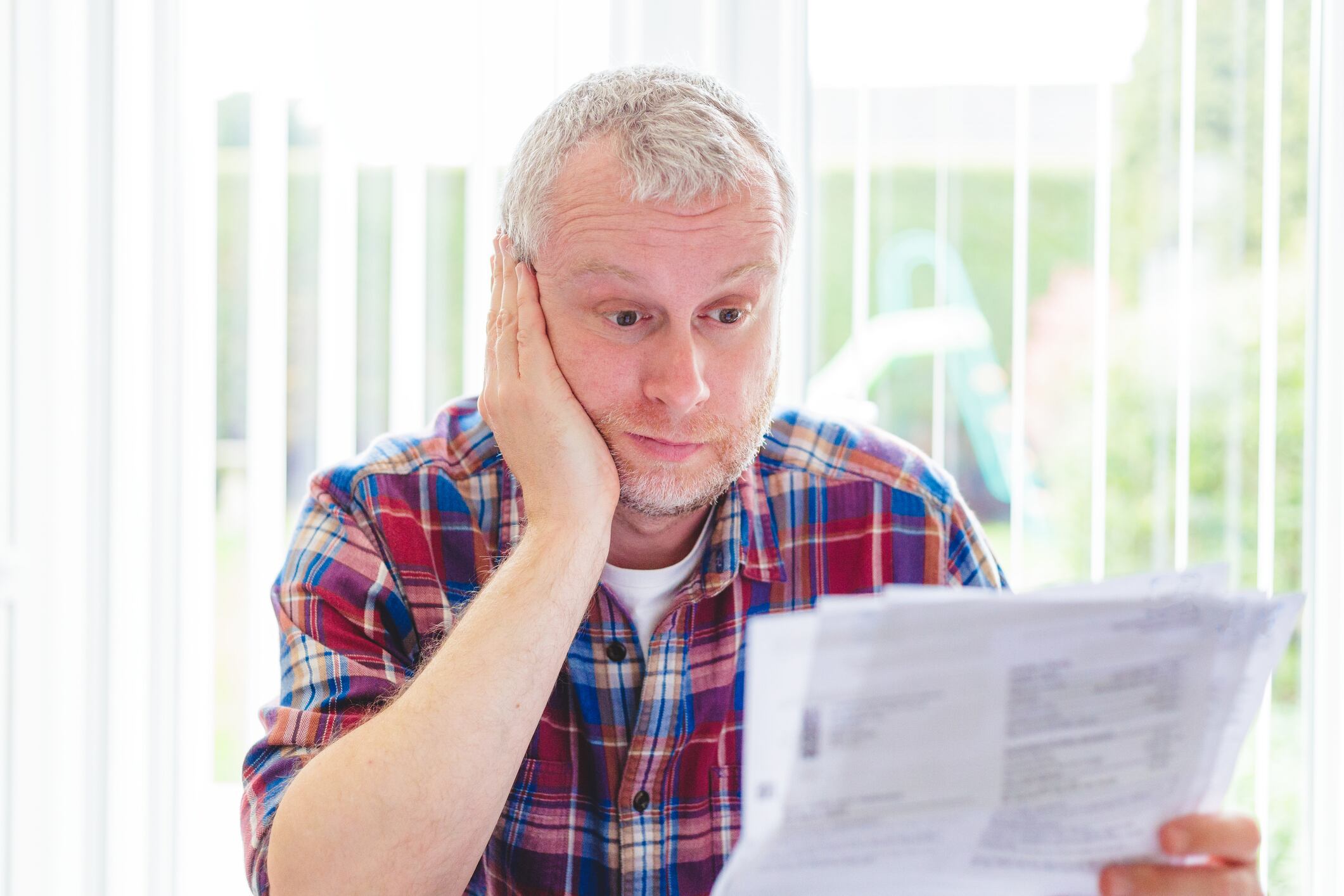 Adulto ve el sobrecosto en un recibo // imagen de referencia, Getty Images