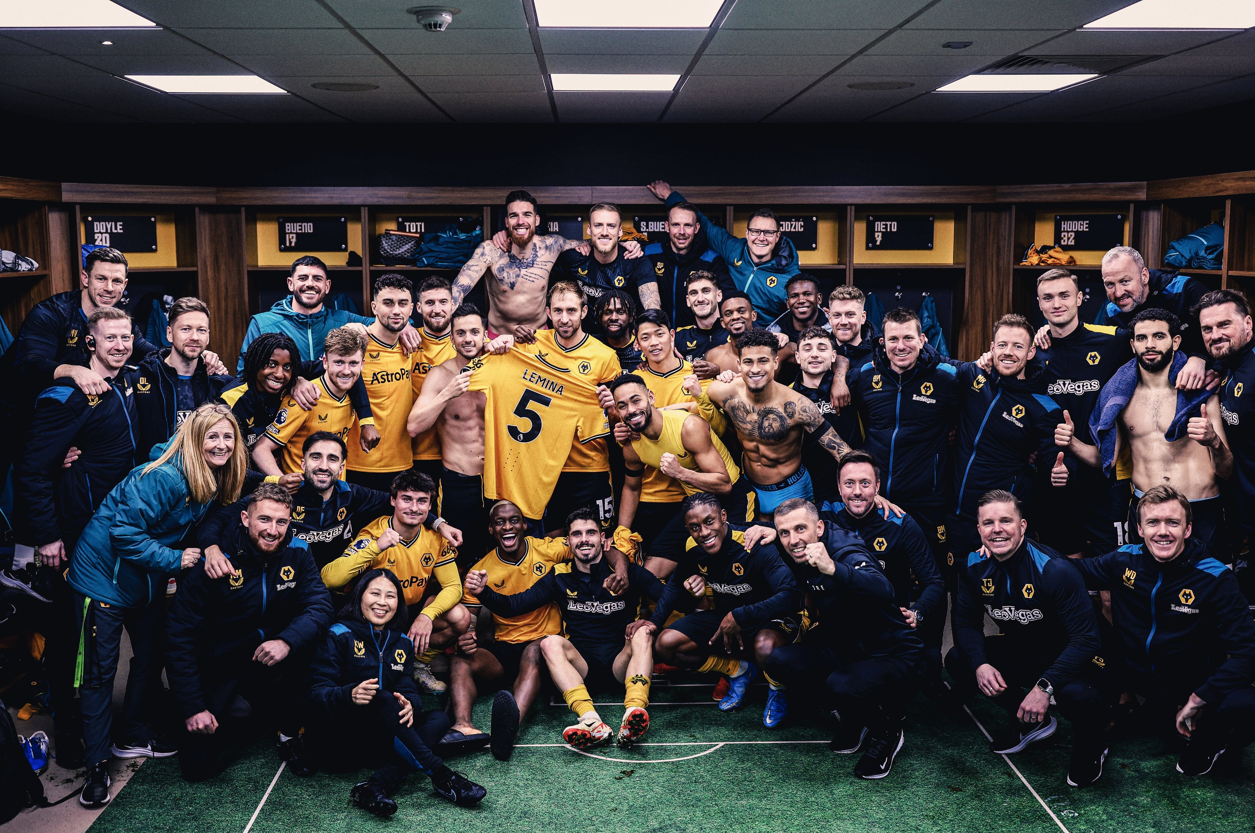 Yerson Mosquera, en el fondo a mano derecha, festeja el triunfo del Wolverhampton ante el Everton / Twitter: @Wolves