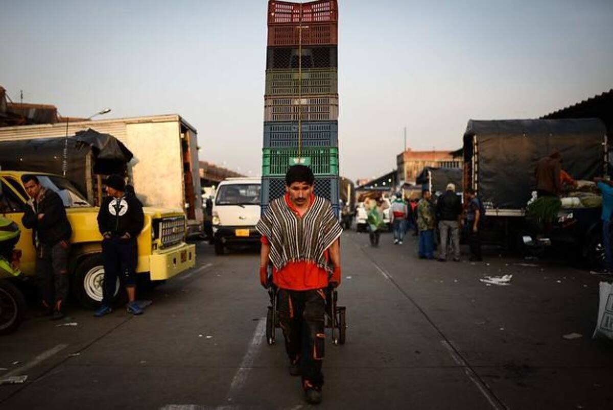 Tienen 42 años de historia, 1.381 accionistas y se inician las labores desde las 2:00 am. Cuenta con 57 bodegas, hay 6.500 comerciantes mayoristas y minoristas y se movilizan 12.400 toneladas diarias de alimentos.
