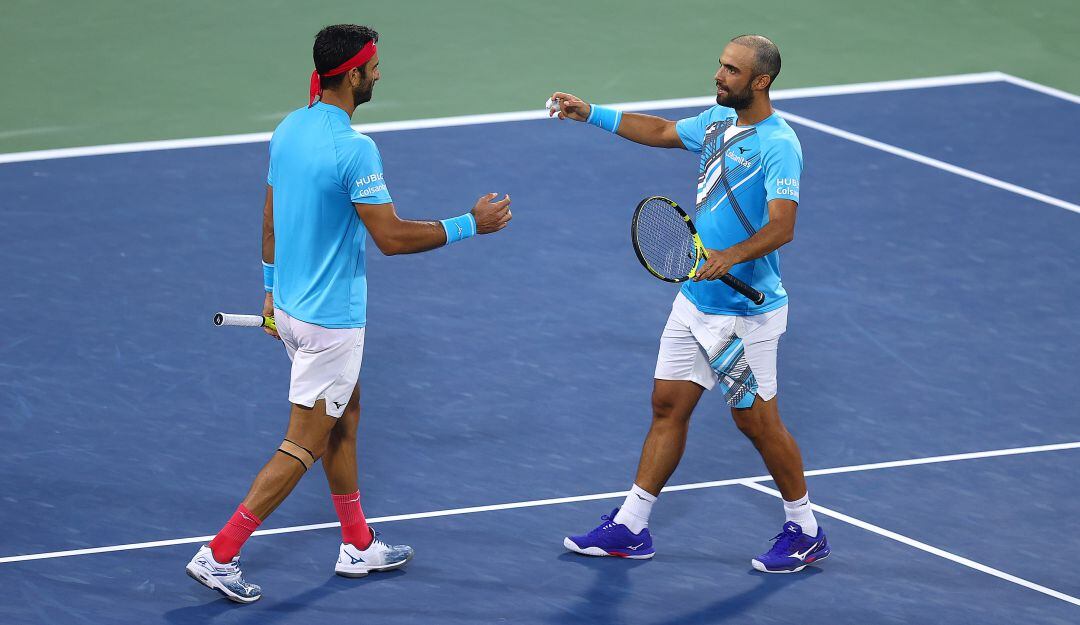 Robert Farah y Juan Sebastián Cabal durante su más reciente título en el Torneo de Dubái.