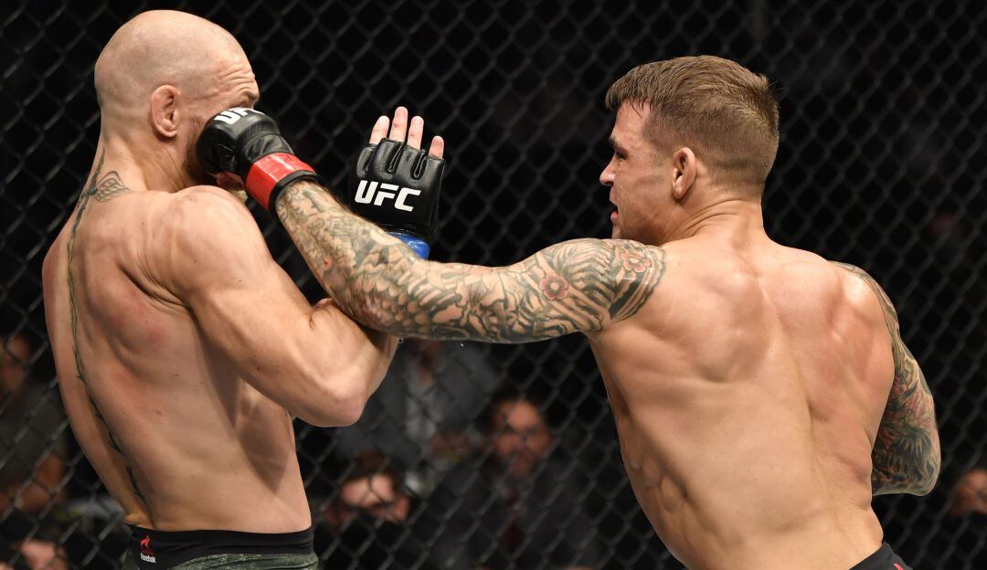 El estadounidense Dustin Poirier conecta un zurdazo sobre el irlandés Conor McGregor.