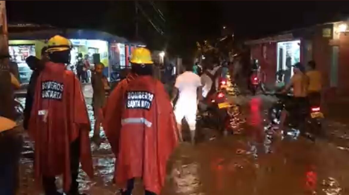 Emergencia por lluvias en Santa Marta . Bomberos
