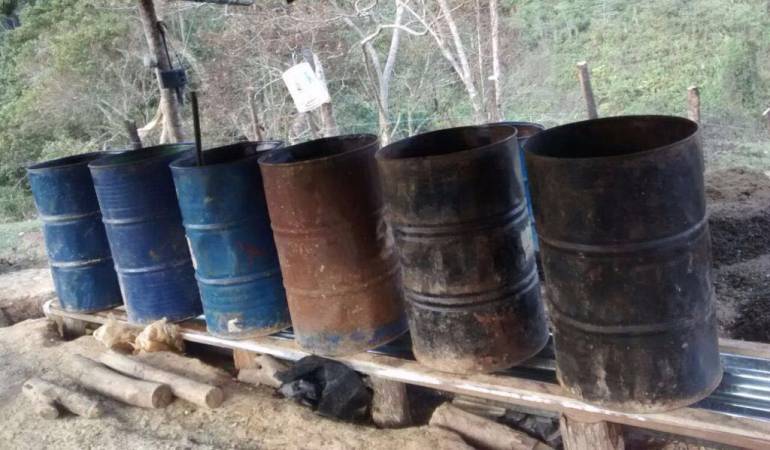 La construcción clandestina estaba conformada por tablas, tejas de zinc, plástico negro, canecas metálicas y plásticas