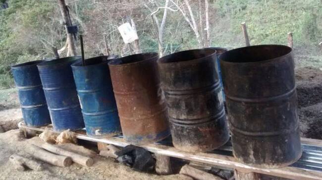 La construcción clandestina estaba conformada por tablas, tejas de zinc, plástico negro, canecas metálicas y plásticas