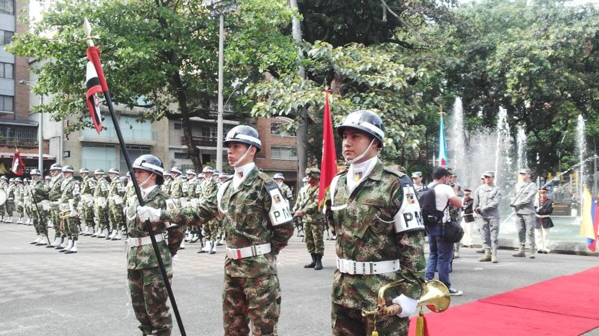 La conmemoración de la independencia de Colombia se hizo en el parque donde esta la estatua del libertador, Simón Bolívar que recibió simbólicamente una ofrenda floral.