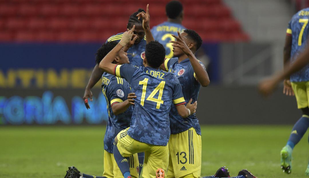 Los jugadores de la Selección Colombia festejan una de sus anotaciones en el duelo por el tercer puesto ante Perú.