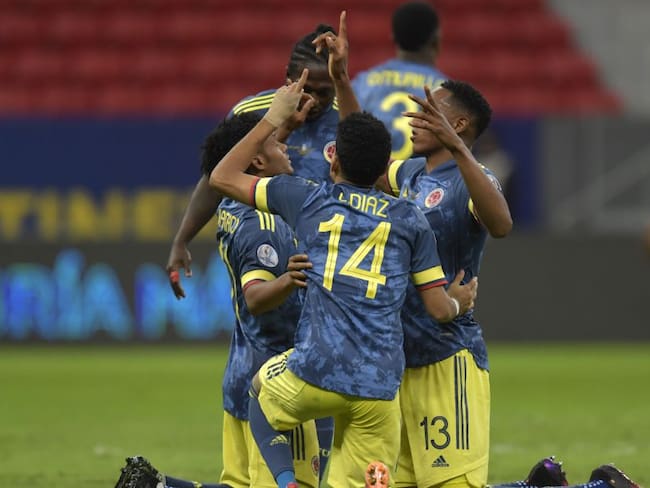 Los jugadores de la Selección Colombia festejan una de sus anotaciones en el duelo por el tercer puesto ante Perú.